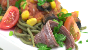 Esparguete de algas com anchovas e azeitonas