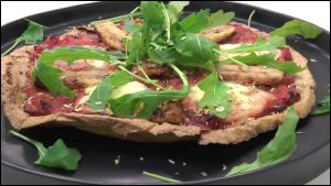 Pizza de quinoa com sardinha e rúcula